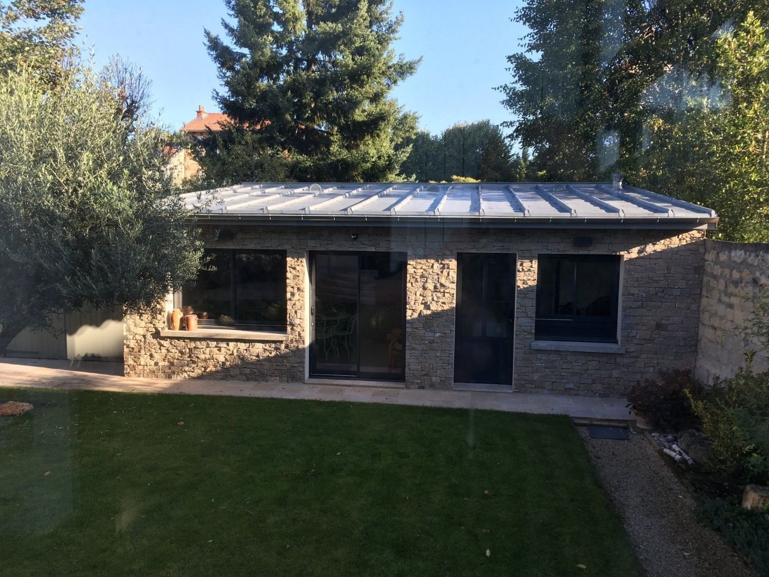 Abri de jardin en pierre et terrasson zinc construit par Tefaur