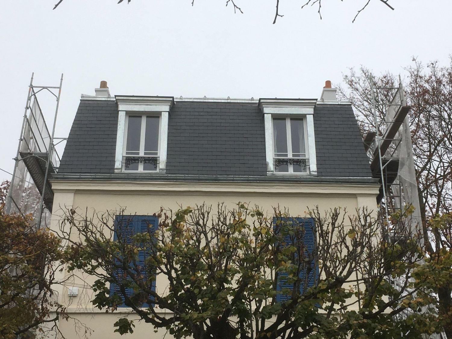 Brisis en ardoise, lucarnes habillées et terrasson en zinc naturel, réalisés par Tefaur